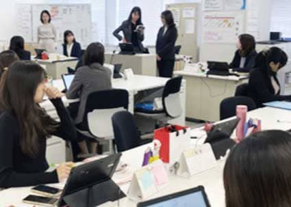 広島コンサルティング営業室は、広島、岡山、山口の3都市に展開。総勢約140名が働いています。チームリーダーを中心としたチームごとの席順で、コミュニケーションがとりやすく、アットホームな雰囲気のオフィスです。