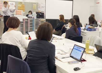 静岡コンサルティング営業室は2016年4月に設立された新しい営業室。約40名のメンバーです。メンバー全員の年齢が近いため、職場はいつも和気あいあい。和やかでチームワークの良いところが自慢です。
