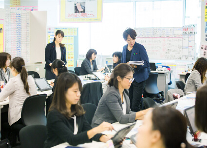 神奈川コンサルティング営業室には7つのオフィスがあり、総勢約200名が働いています。ひとつのフロアなので一体感があり、和気あいあいとした雰囲気が特徴です。
